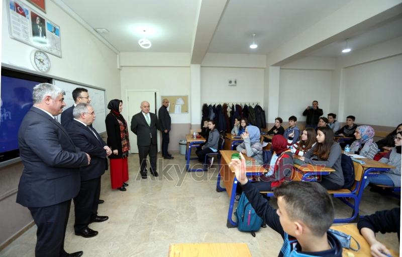 VALİ NAYİRDEN AKYAZI EYYUP GENÇ FEN LİSESİNE ZİYARET