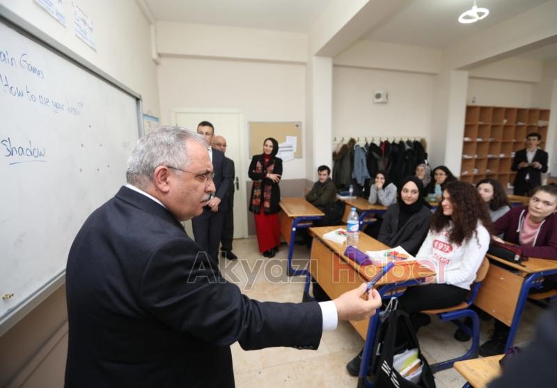 VALİ NAYİRDEN AKYAZI EYYUP GENÇ FEN LİSESİNE ZİYARET