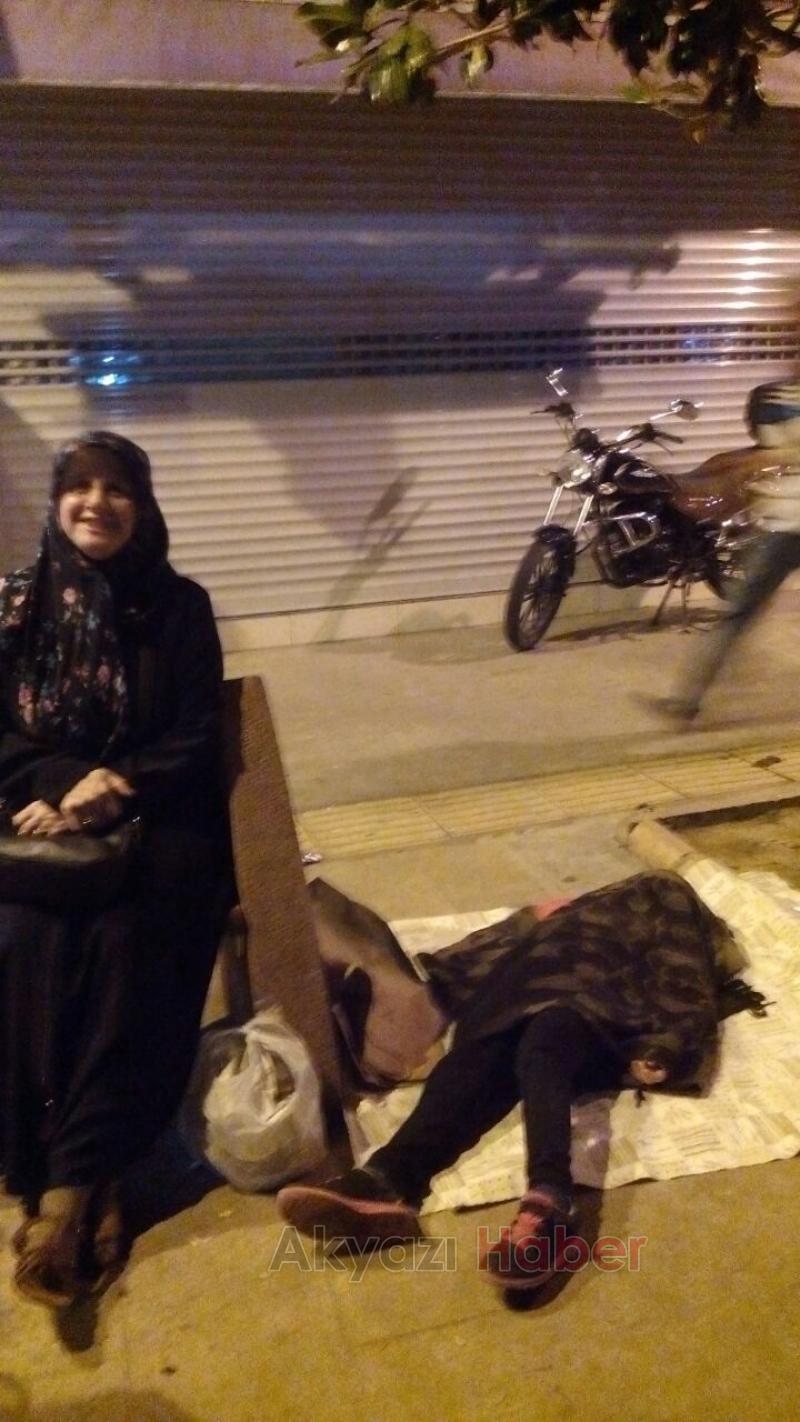 Vatandaşlar Çocuklarını Sokakta Yatırdı Yine De Demokrasi Nöbetinden Vazgeçmedi