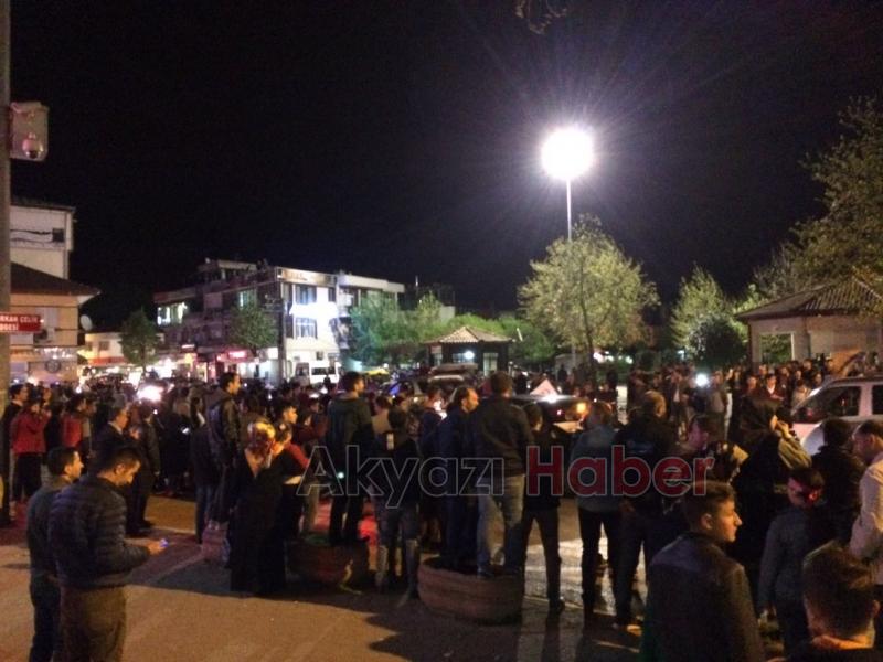 Vatandaşlar Sonucu Konvoy Eşiğinde Kutluyor 