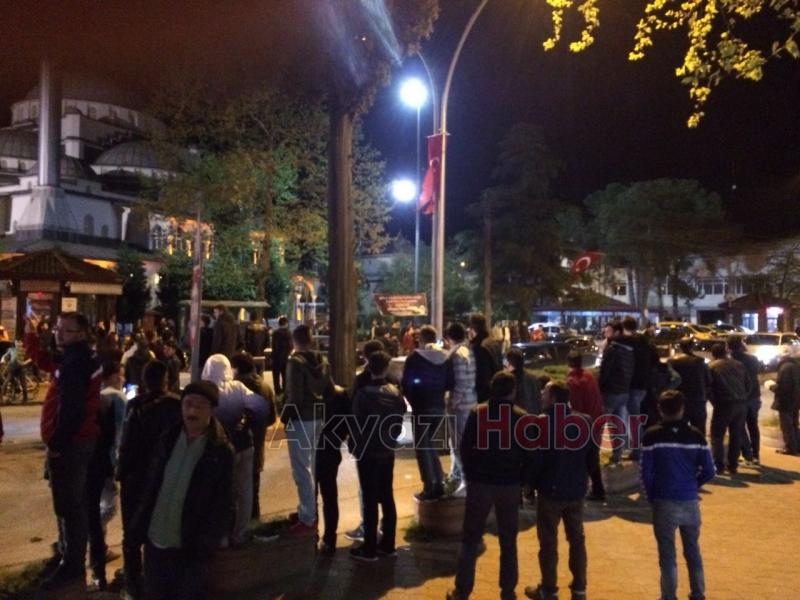 Vatandaşlar Sonucu Konvoy Eşiğinde Kutluyor 