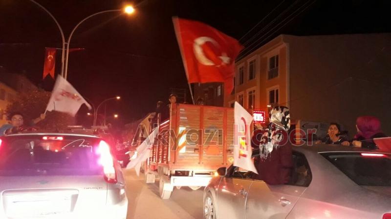 Vatandaşlar Sonucu Konvoy Eşiğinde Kutluyor 