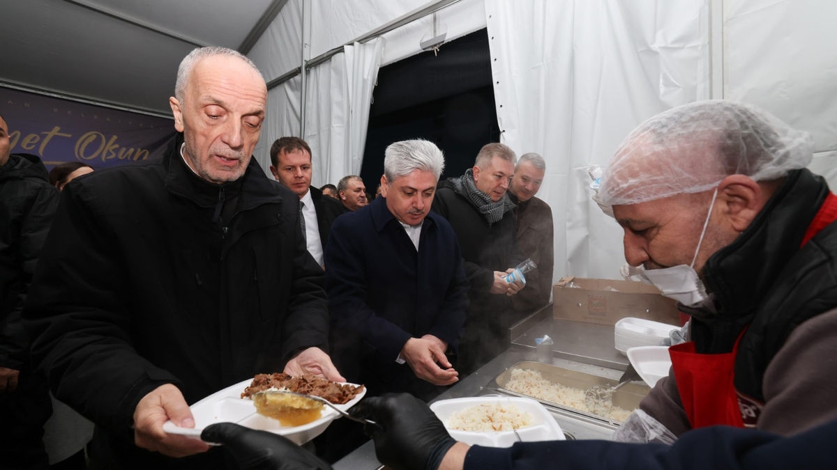 Vatandaşlarla iftar sofrasında buluştular