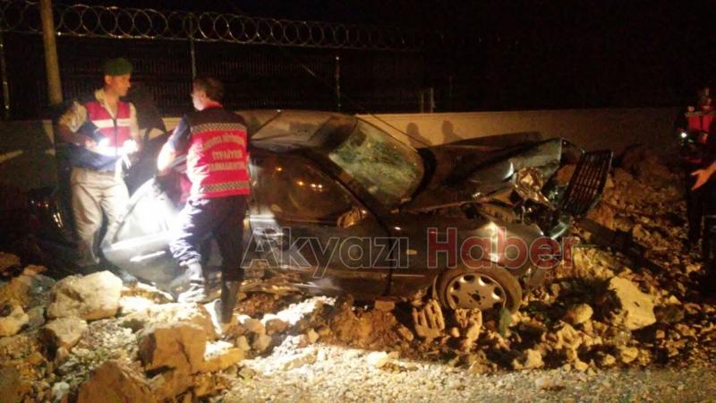 Viraja Hızlı Girince Direğe Çarptı