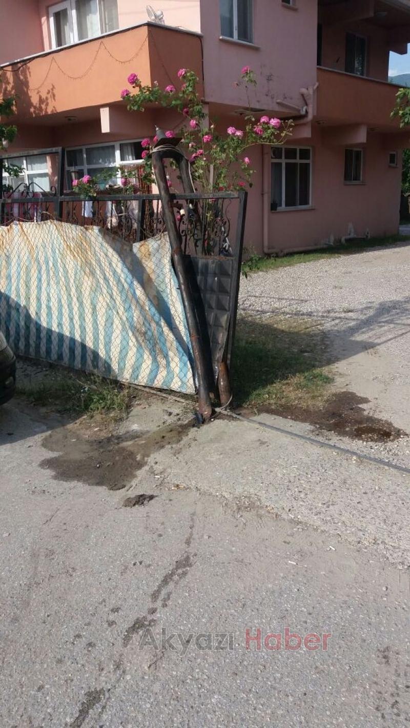 Virajı Alamadı Bahçe Kapısına Çarptı
