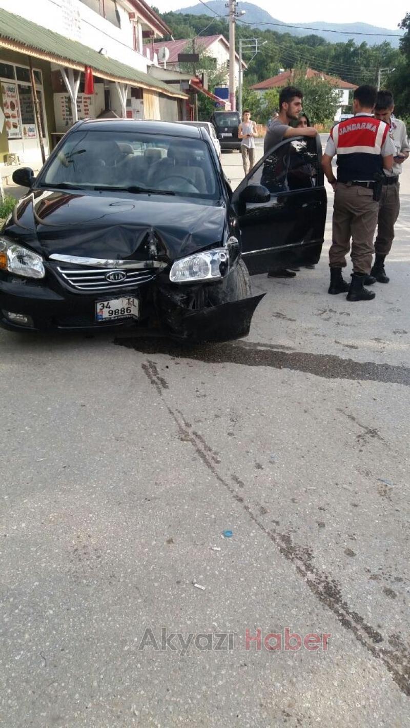 Virajı Alamadı Bahçe Kapısına Çarptı