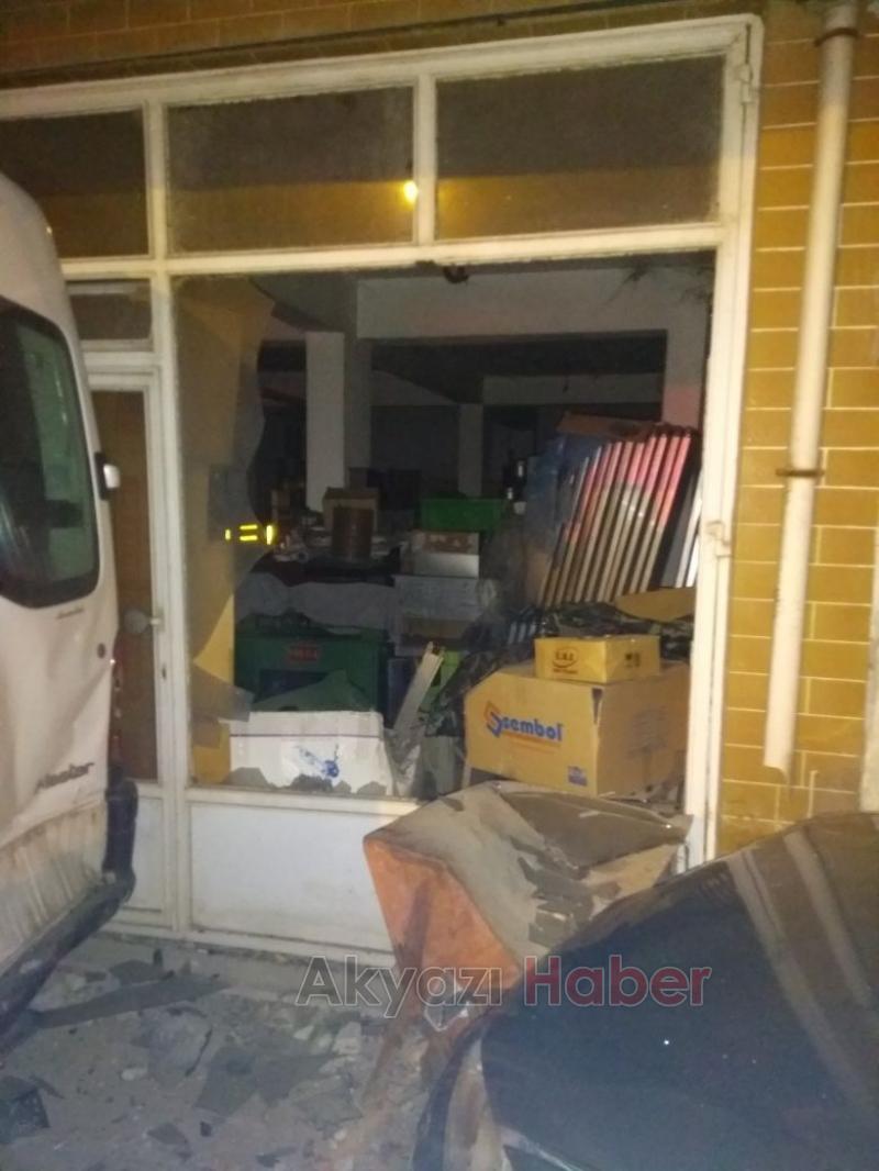 Virajı Alamayınca Minibüse Çarptı