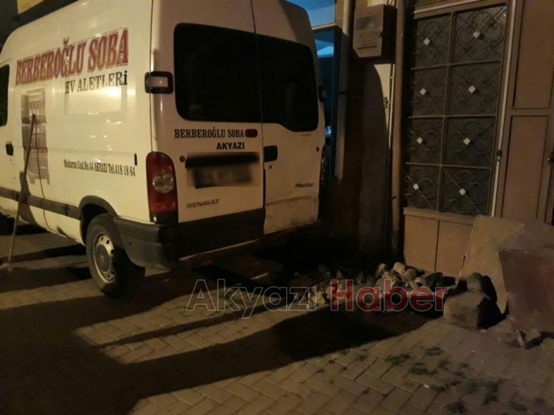 Virajı Alamayınca Minibüse Çarptı