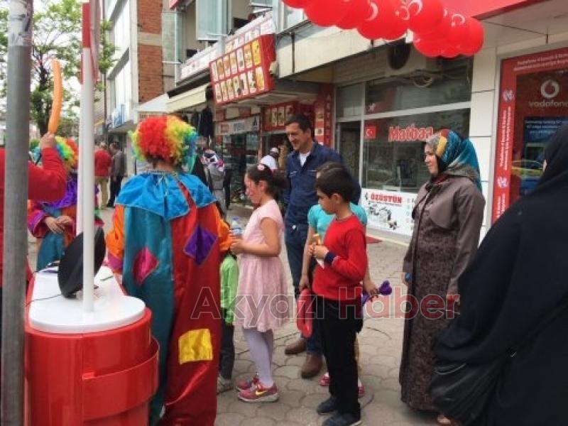 Vodafone Akyazı Şubesinden Çocuklara 23 Nisan Jesti
