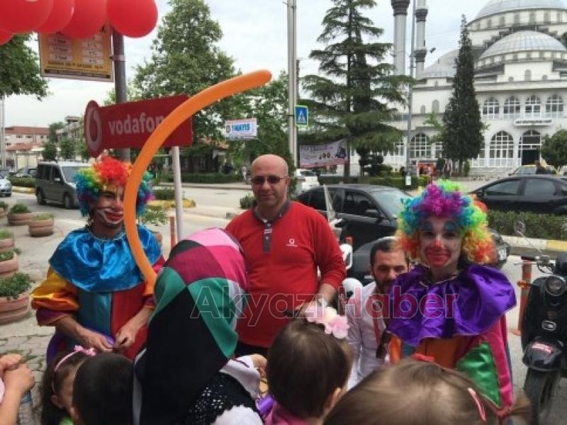 Vodafone Akyazı Şubesinden Çocuklara 23 Nisan Jesti