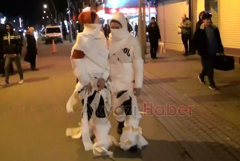Vücutlarını tuvalet kağıdı ile sarıp caddede gezdiler