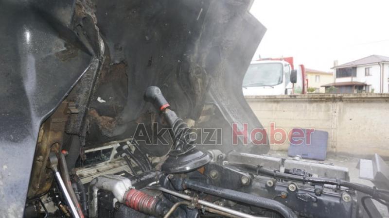 Yağ dolu kamyon akaryakıt istasyonu önünde alev aldı