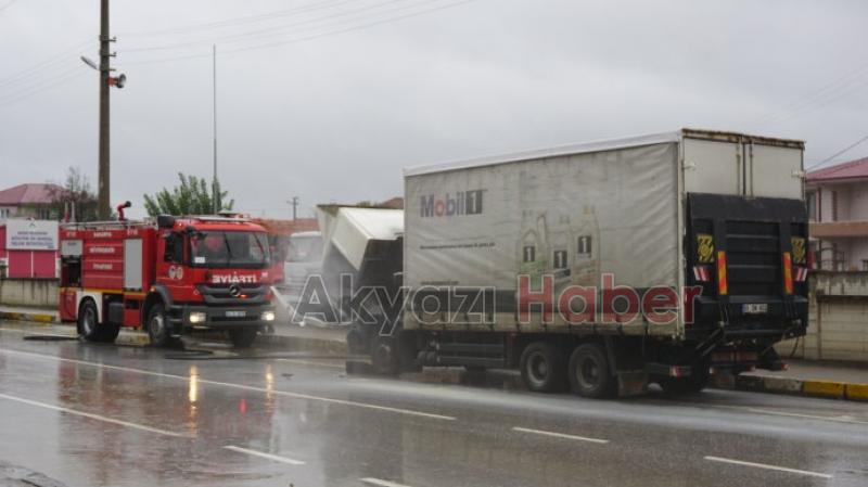 Yağ dolu kamyon akaryakıt istasyonu önünde alev aldı
