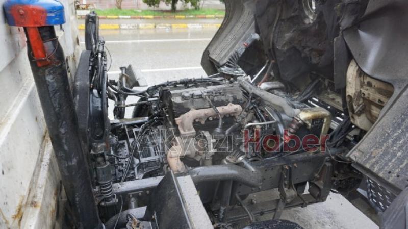 Yağ dolu kamyon akaryakıt istasyonu önünde alev aldı