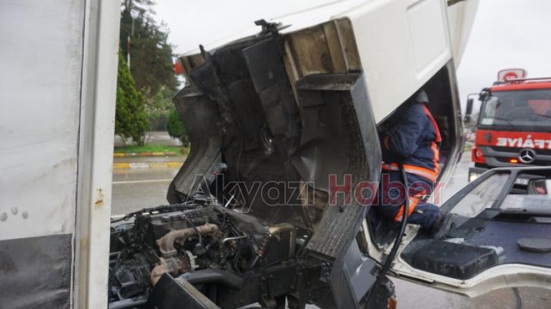 Yağ dolu kamyon akaryakıt istasyonu önünde alev aldı