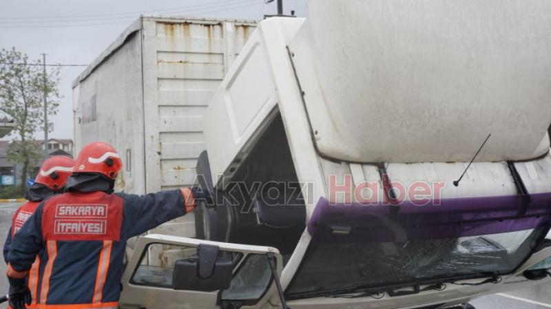 Yağ dolu kamyon akaryakıt istasyonu önünde alev aldı