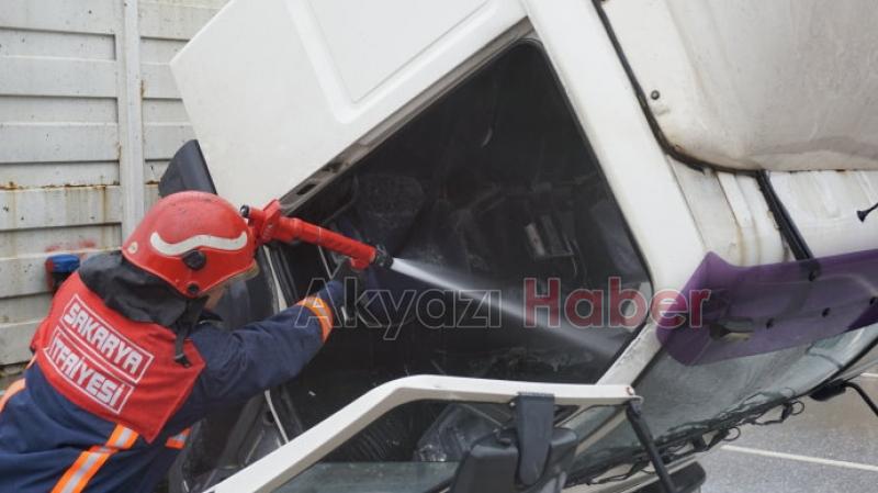 Yağ dolu kamyon akaryakıt istasyonu önünde alev aldı