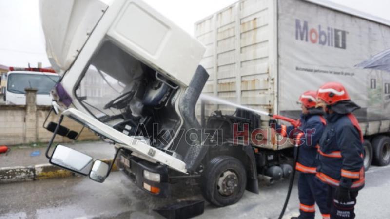 Yağ dolu kamyon akaryakıt istasyonu önünde alev aldı