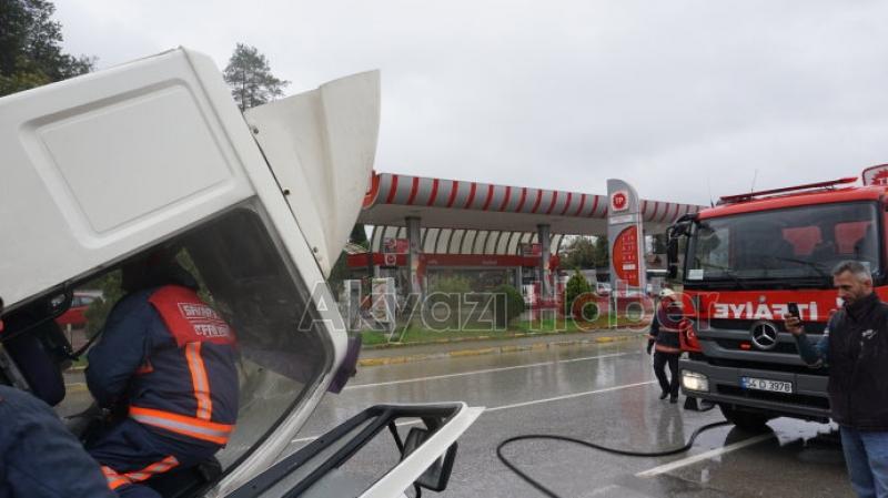 Yağ dolu kamyon akaryakıt istasyonu önünde alev aldı