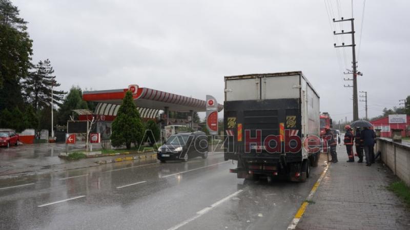 Yağ dolu kamyon akaryakıt istasyonu önünde alev aldı