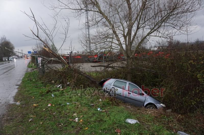 Yağışlı Havanın Etkisiyle Otomobil Şarampole Uçtu