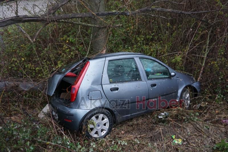 Yağışlı Havanın Etkisiyle Otomobil Şarampole Uçtu