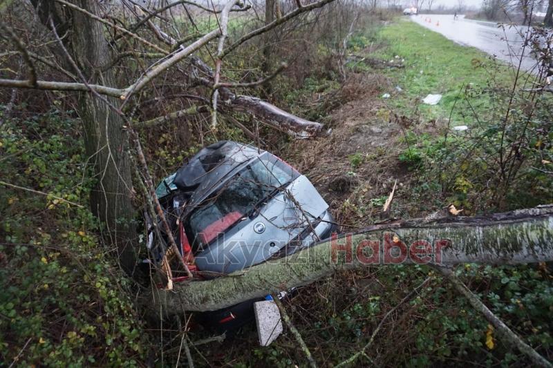 Yağışlı Havanın Etkisiyle Otomobil Şarampole Uçtu