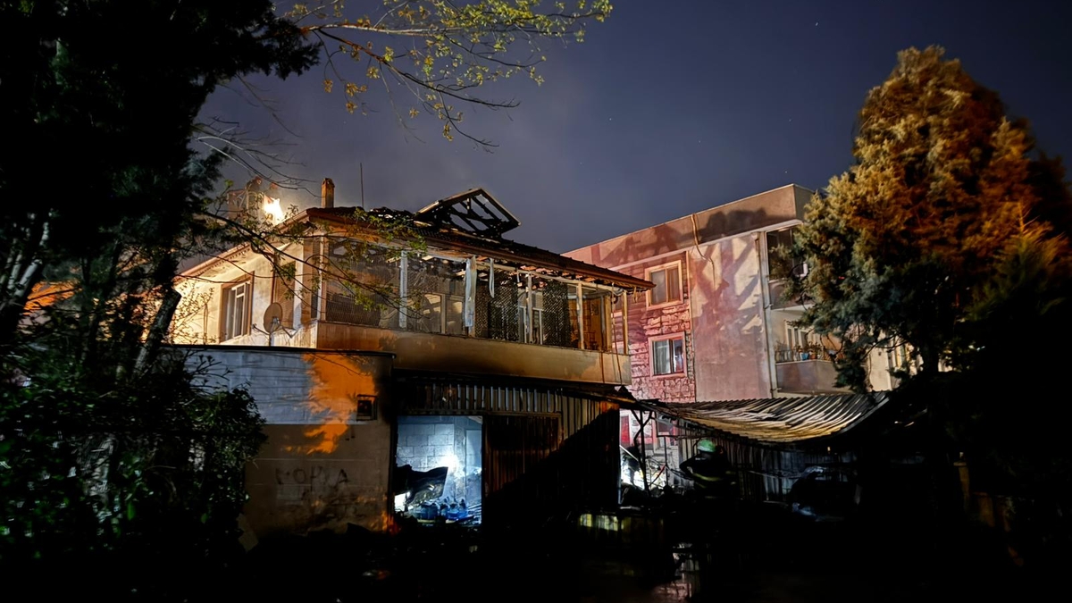 Yangın dehşeti; Ev ve araçlar kül oldu