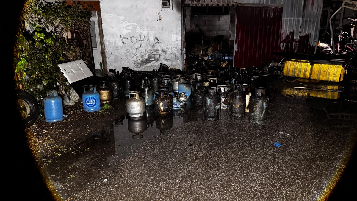 Yangın dehşeti kamerada; Tüpler patladı