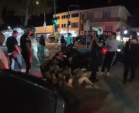 Yaralı bisikletliye ilk müdahaleyi polisler yaptı