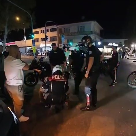 Yaralı bisikletliye ilk müdahaleyi polisler yaptı