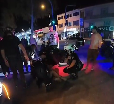 Yaralı bisikletliye ilk müdahaleyi polisler yaptı