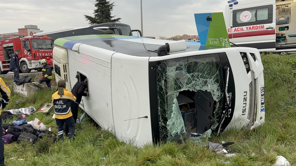 Yarışmadan dönen öğrenciler kaza yaptı:15 yaralı