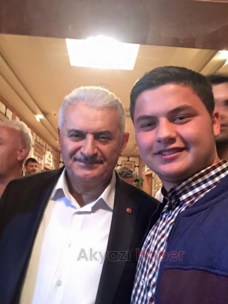 Yaşı 18 Neredeyse Tüm Siyasilerle Fotoğrafı var 