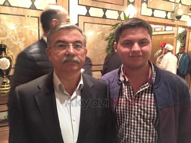 Yaşı 18 Neredeyse Tüm Siyasilerle Fotoğrafı var 