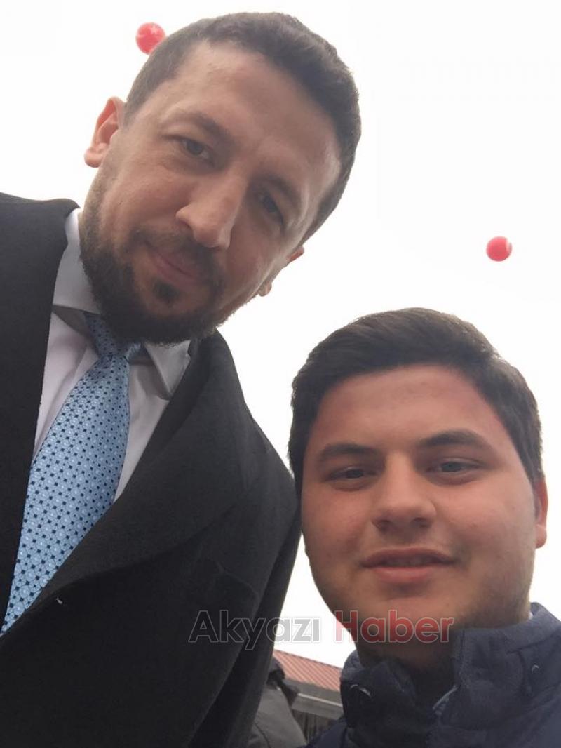 Yaşı 18 Neredeyse Tüm Siyasilerle Fotoğrafı var 