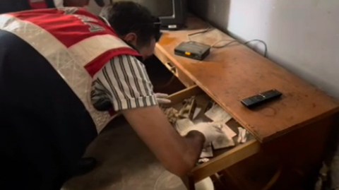 Yaşlı adam kilolarca uyuşturucu ile yakalandı