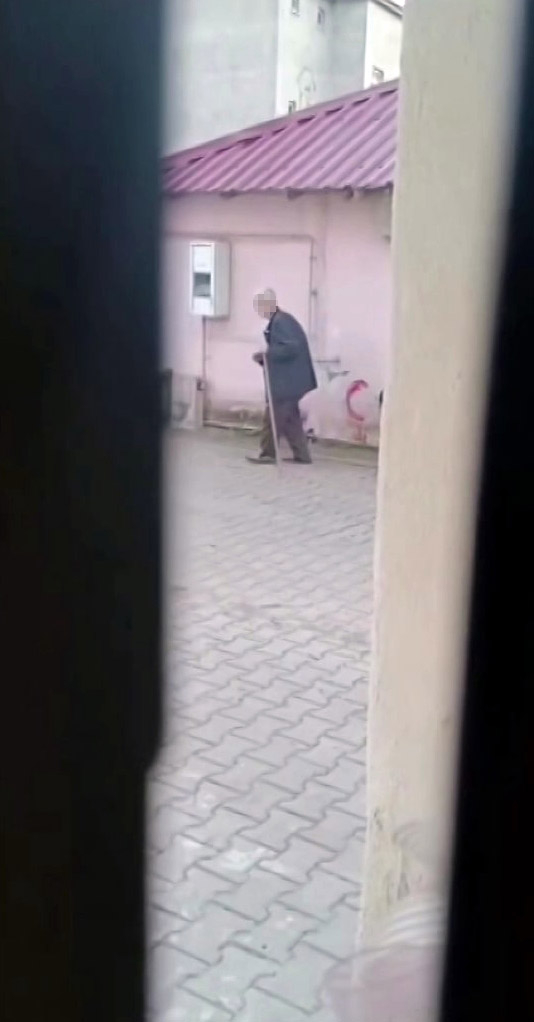 Yaşlı çift komşularına kabusu yaşatıyor