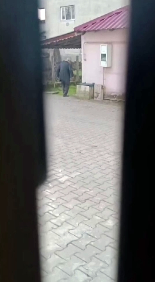 Yaşlı çift komşularına kabusu yaşatıyor
