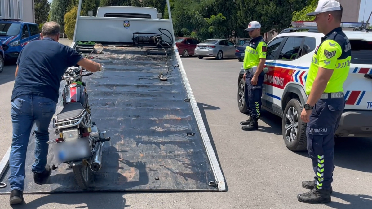 Yatarak motosiklet kullanıyordu; Jandarma gereğini yaptı