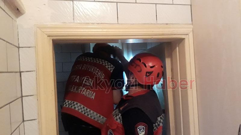 Yavru Kedi İtfaiye Ekiplerince Kurtarıldı