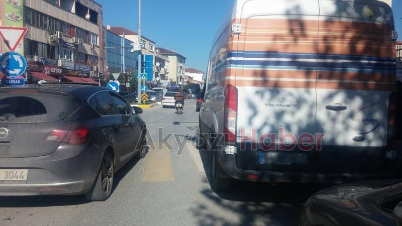 Yaya Geçinde Park Eden Duyarsız Ticari Minibüs Şoförü