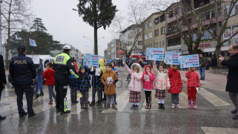 Yaya öncelikli trafik eylemi Akyazı'da gerçekleştirildi öğrenciler broşür dağıttı