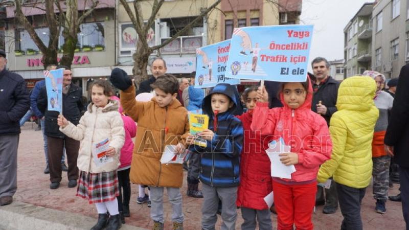 Yaya öncelikli trafik eylemi Akyazı'da gerçekleştirildi öğrenciler broşür dağıttı