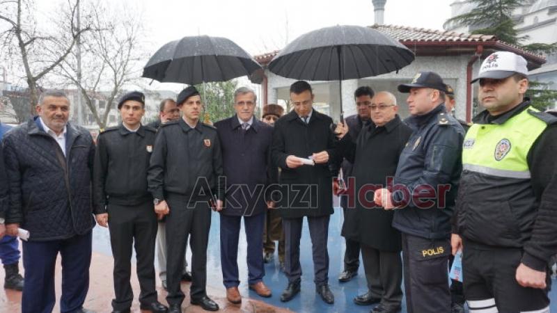 Yaya öncelikli trafik eylemi Akyazı'da gerçekleştirildi öğrenciler broşür dağıttı