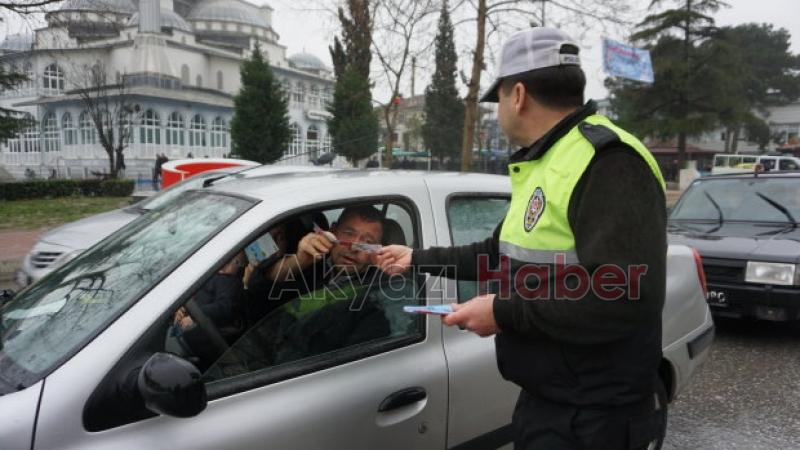 Yaya öncelikli trafik eylemi Akyazı'da gerçekleştirildi öğrenciler broşür dağıttı