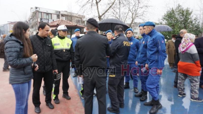 Yaya öncelikli trafik eylemi Akyazı'da gerçekleştirildi öğrenciler broşür dağıttı