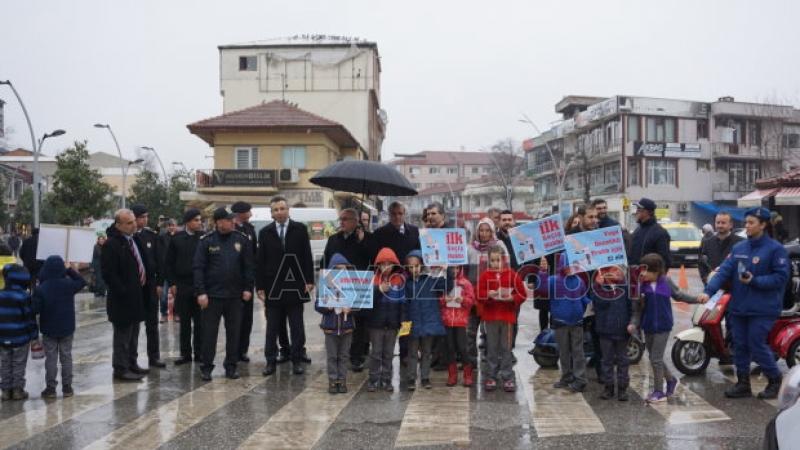 Yaya öncelikli trafik eylemi Akyazı'da gerçekleştirildi öğrenciler broşür dağıttı