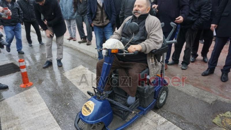 Yaya öncelikli trafik eylemi Akyazı'da gerçekleştirildi öğrenciler broşür dağıttı