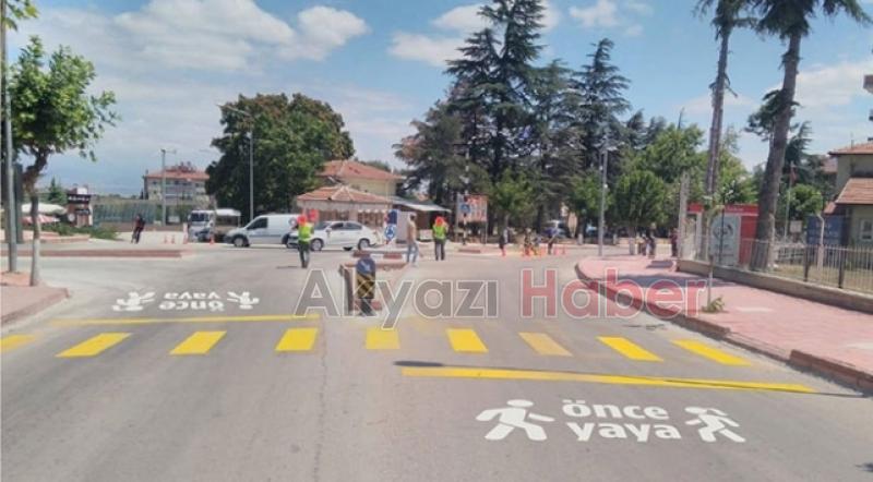 Yaya ve okul geçitlerine Önce Yaya görselleri çizilecek